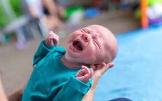 刚出生新生儿晚上哭闹