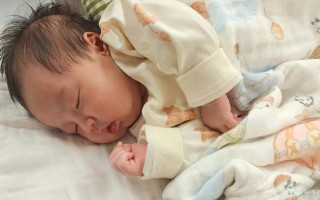 新生儿一晚上哼哼唧唧是不舒服还是正常现象？家长该如何应对？