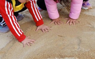 门前那堆沙，为何成了儿童心中最动听的歌谣？