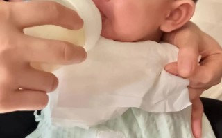 新生儿为何宁愿饿肚子也不愿接受母乳，只对奶瓶情有独钟？