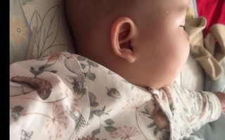 新生儿总是平躺歪头睡