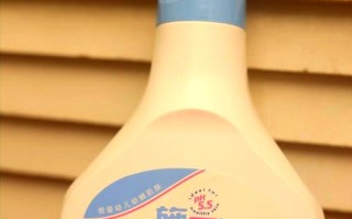 新生儿洗澡时必须用沐浴露吗？选错产品会不会伤害娇嫩肌肤？