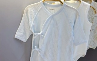 新生儿连体衣和分体衣到底哪个更实用？选购时要注意哪些关键点？