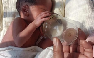 新生儿喝奶时总流口水是正常现象还是消化问题？