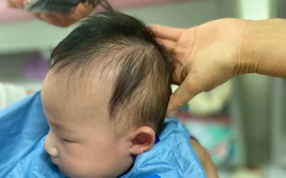 北方新生儿12天剪头是传统习俗还是科学育儿？剪发时机与婴儿健康如何平衡？
