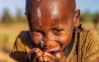 非洲饥饿儿童图片喂水