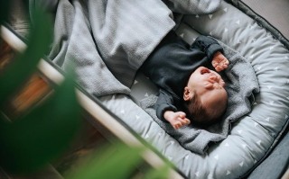 新生儿一沾床就醒？放床上就哭到底该怎么办？