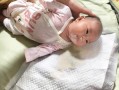 新生儿吃完母乳吐泡泡是正常现象还是异常信号？