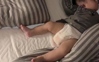 新生儿睡觉脚踢来踢去是正常现象还是身体不适的信号？