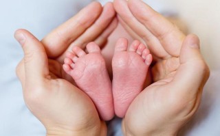 新生儿睡觉时手该不该露出来？捂热or散热到底哪种方式更科学？