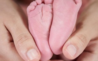 新生儿宝宝手舞足蹈是正常发育信号还是有特殊需求？