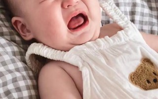 新生儿第二天总是哭闹，是正常生理需求还是身体不适的信号？