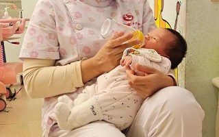 新生儿喝完奶竖抱姿势的正确方法与注意事项是什么？