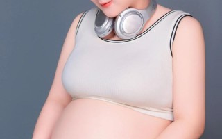 孕期足月无疼痛感却突然有水流出，这是破水还是正常分泌物？需要立即就医吗？