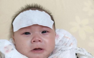 新生儿发烧时有哪些具体表现？家长该如何判断和应对？