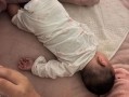 新生儿总爱侧着睡觉，对健康发育有影响吗？