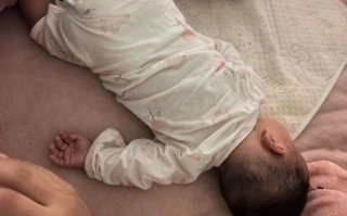 新生儿总爱侧着睡觉，对健康发育有影响吗？