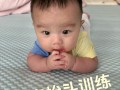 新生儿总是抬头向上看，是发育信号还是异常表现？