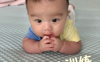 新生儿总是抬头向上看，是发育信号还是异常表现？