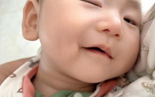 新生儿总是睁一只眼睛是正常生理现象还是眼部发育异常？