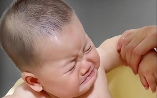 新生儿洗澡后哭闹不止