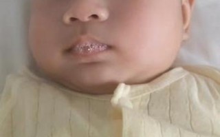 新生儿睡觉嘴巴吐唾沫是正常现象还是健康异常信号？