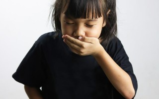 儿童夜里呕吐伴喉咙疼，是急性咽喉炎还是其他疾病信号？