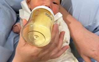 新生儿喝奶时急躁哭闹，是奶嘴流速不对还是身体不舒服？