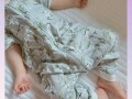 夏天新生儿睡觉穿多少才合适？薄款包被还是短连体衣？怎么判断冷热不捂热？