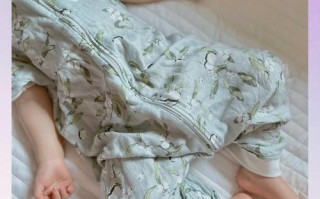 夏天新生儿睡觉穿多少才合适？薄款包被还是短连体衣？怎么判断冷热不捂热？