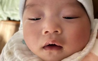 新生儿睡觉时频繁睁眼是正常现象还是潜在健康信号？