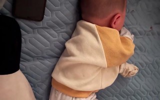 新生儿自己侧身正常吗？需要担心发育问题吗？