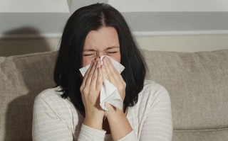 孕期频繁打喷嚏流鼻涕，是感冒了还是孕期鼻炎作祟？