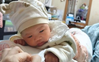 新生儿多久能学会趴着抬头？发育关键期与训练方法全解析