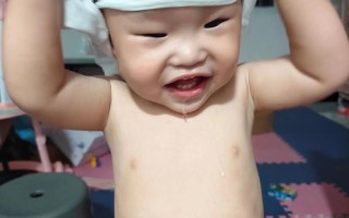 新生儿挣扎憋劲爱放屁是正常现象还是消化问题？