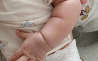 新生儿胳膊上种花图片