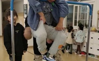 打屁股视频大全男儿童是否涉及对未成年人的暴力伤害与隐私侵犯？