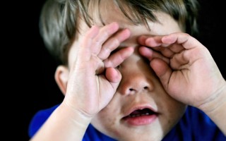 儿童看电视眼睛总流泪，是屏幕伤眼还是身体发出的健康警报？