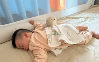 新生儿睡觉时频繁伸懒腰，是正常发育信号还是身体不适的表现？