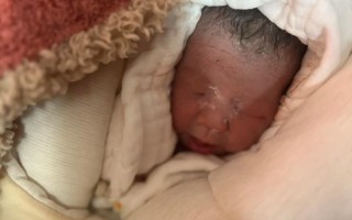 新生儿四斤六两体重偏轻吗？对健康发育有影响吗？需要怎么护理？