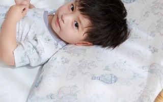 新生儿秋天盖什么被子最合适？厚度、材质怎么选才不着凉？
