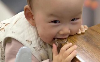 新生儿明明吃饱了，为什么总爱咬东西是饿了还是有其他原因？
