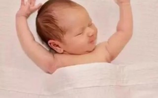新生儿频繁伸懒腰是正常发育信号还是需要警惕的健康问题？
