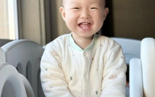 新生儿无意识微笑背后藏着哪些发育信号？