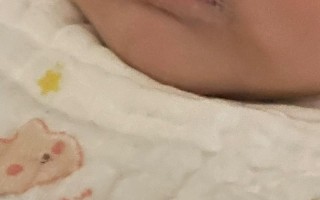 新生儿睡觉嘴巴吐泡沫是正常现象还是健康预警信号？