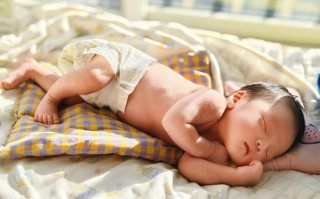 新生儿晒太阳晒多久合适？不同月龄、季节、时段晒太阳时长有何讲究？