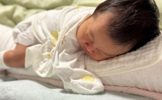 新生儿总趴着睡到底好不好？会不会影响呼吸发育？