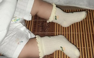 新生儿睡觉到底该不该穿袜子？穿不对反而影响发育？