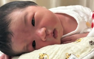 新生儿睁一只眼闭一只眼是正常生理现象还是异常信号？