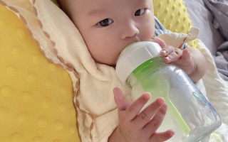 新生儿喝奶呼哧呼哧的